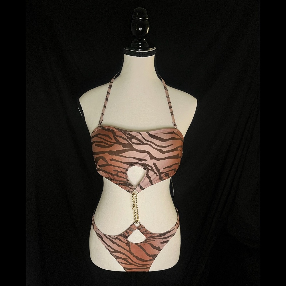 🔥 Just Listed – Chain Reaction Tiger Print One-Piece Swimsuit (Size S)